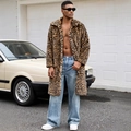 Cappotto da uomo medio lungo in eco-pelliccia con stampa leopardata classica e ampi baveri - S / Leopardo Giallo
