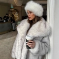 Schicker weißer Kunstpelzmantel mit Revers und passender flauschiger Wintermütze - XS / Schwarz Gestreift