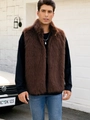 Gilet en fausse fourrure marron foncé pour homme avec col montant et texture dense - Marron