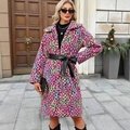 Cappotto in ecopelliccia leopardata colorata con ampi revers e cintura nera alla moda - S / Leopardo colorato