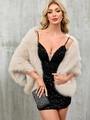 Elegante chal de piel sintética beige combinado con un vestido de lentejuelas para eventos - Albaricoque