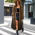 Cappotto lungo da donna in ecopelliccia marrone e nera con una consistenza soffice e calda - S / Righe Gialle