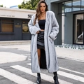 Elegante cappotto lungo in ecopelliccia grigio chiaro in stile moda urban invernale - S / Bianco Melange