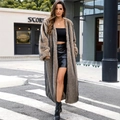 Cappotto lungo in ecopelliccia da donna con strisce verticali grigio-marroni e texture - S / Righe Cammello
