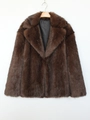 Dettaglio cappotto in ecopelliccia marrone scuro con ampio revers e fodera nera - S / Marrone con punte nere