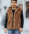 Dettaglio del gilet con cappuccio in ecopelliccia marrone da uomo con stampa animalier - S / Snake Print