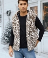 Gilet da uomo con cappuccio in ecopelliccia leopardata in un ambiente invernale innevato - S / Leopardo Bianco