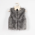 Détail d'un gilet en fausse fourrure grise pour enfant avec une texture pelucheuse - S(90) / Gris avec pointes noires