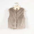 Dettaglio della texture in ecopelliccia e fodera in seta del gilet marrone per bambini - S(90) / Cachi