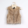 Détail de la texture en fausse fourrure douce sur gilet enfant tons marron et beige - S(90) / Jaune avec pointes noires