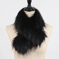 Gros plan d'une écharpe en fausse fourrure noire épaisse sur un support de mannequin - Jacquard Noir Noir