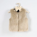 Dettaglio ravvicinato di un gilet in ecopelliccia beige per bambini su stampella in legno - S(90) / Cammello