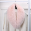 Detalle de cuello de piel sintética rosa suave con textura esponjosa en suéter blanco - Rosa