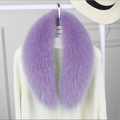 Primer plano de la bufanda de pelo violeta suave sobre un suéter de punto blanco - Morado