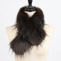 Gros plan d'un col en fausse fourrure duveteuse marron foncé avec des pointes noires - Marron avec Pointes Noires