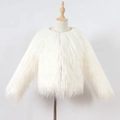 Detailaufnahme der weißen Webpelz-Textur auf der kurzen Winterjacke für Kinder - S / Weiß