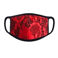 Detalle de la mascarilla de encaje floral rojo con ribete elástico negro y tejido suave - Rojo