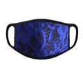 Detalle de mascarilla de encaje azul oscuro con motivo floral y ribete elástico negro - Azul