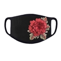 Dettaglio del ricamo floreale rosso su una maschera in cotone nero traspirante - Stile Ricamo Peonia Rossa (Stile A)