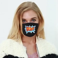 Detail einer schwarzen Stoffmaske mit farbenfrohem POW Comic Stickerei Aufnäher für Damen - POW-Muster (POW)