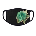 Dettaglio ravvicinato della maschera in tessuto nero con ricamo floreale ricamato - Stile Ricamo Floreale Germano Reale (Stile B)