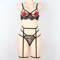 Dettaglio del ricamo rosa rossa sul reggiseno in pizzo nero e set di lingerie sexy - S / Stile C