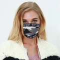 Détail du masque camouflage respirant avec bordure lettrée SEXY BABY sur modèle - Gris Camouflage