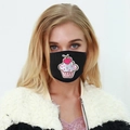 Detail einer schwarzen Stoffmaske mit Cupcake-Stickerei an einem Model in Nahaufnahme - Cupcake-Muster (Ice Cream)
