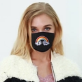Nahaufnahme der schwarzen Baumwollmaske mit aufgesticktem Regenbogen und Wolkenmotiv - Regenbogen-Muster (Rainbow)