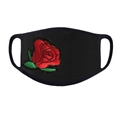 Vista dettagliata della maschera traspirante nera con raffinato ricamo di rosa rossa - Stile Ricamo Laterale Rosa Rossa (Stile C)