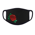 Dettaglio del ricamo rosa rossa su una maschera in tessuto nero traspirante per il sole - Stile Ricamo 3D Rosa Rossa (Stile D)