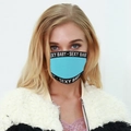 Détail du masque facial bleu clair avec bordure noire et impression de lettres blanches - Bleu Ciel