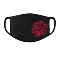 Detailaufnahme einer roten Rosenstickerei auf einer atmungsaktiven schwarzen Stoffmaske - Einheitsgröße / Stil A