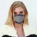 Gros plan d'un masque respirant à rayures avec lettrage SEXY BABY porté par un mannequin - Rayé