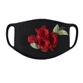 Detailansicht der roten Rosenstickerei auf einer atmungsaktiven schwarzen Stoffmaske - Einheitsgröße / Stil C