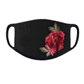 Detailansicht der eleganten roten Rosenstickerei auf einer schwarzen Stoffmaske - Einheitsgröße / Stil D