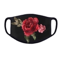 Detaillierte Ansicht der roten Rosenstickerei auf einer schwarzen Stoffmaske - Einheitsgröße / Stil E