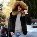 Cappotto invernale da uomo in ecopelliccia con cappuccio di lusso e texture nera - S / Nero
