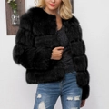 Detalle de chaqueta de piel sintética negra con textura de felpa y diseño abierto - 3XL / Negro