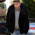 Giacca invernale da uomo in ecopelliccia con cappuccio oversize e fodera calda - S / Nero