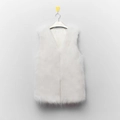 Texture dettagliata del gilet in ecopelliccia bianca con pelo lungo e scollo a V - S / Bianco