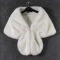 Elegante chal de piel sintética blanca en felpa suave para bodas y eventos formales - Blanco