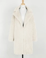 Elegante cappotto lungo in ecopelliccia bianco crema con collo a revers su un manichino - S / Bianco