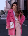 Dettaglio della pelliccia sintetica rosa con borsa a catena dorata e accessori eleganti - S / Rosa Rossa