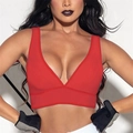 Détail du soutien-gorge de sport rouge à col en V profond avec larges bretelles élastiques - Rouge