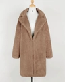 Lungo cappotto teddy in ecopelliccia da donna marrone cammello con ampi risvolti - S / Cammello Chiaro