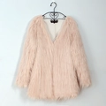Elegante cappotto in ecopelliccia rosa chiaro lunghezza media con raffinato scollo a V - rosa carne