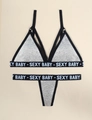 Détail d'un ensemble de lingerie gris avec lettrage SEXY BABY blanc sur l'élastique - S / Gris