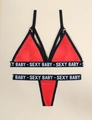 Détail d'un ensemble de lingerie rouge avec bandes noires et inscription Sexy Baby - S / Rouge