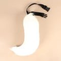 Detalle de cola de zorro ajustable en piel sintética blanca con cinturón de hebilla negra - Blanco